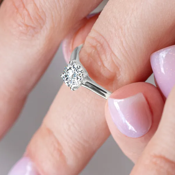 0,70 Karat Diamant Ring mit GIA Zertifikat, Weißgold 585 / 14K, Breite 1,7 mm,Weite 58 mm, Gewicht ca. 2.9 g.