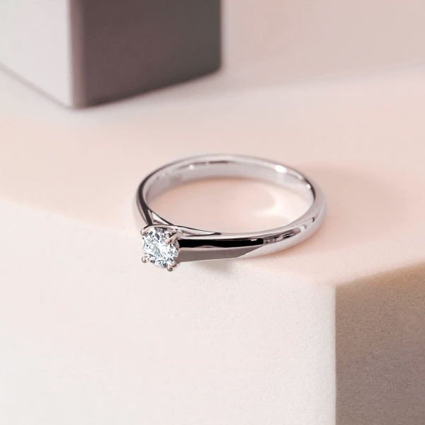 0,30 Karat Diamant Verlobungsring mit GIA Zertifikat, Weißgold 750 / 18K, Breite 1,7 mm,Weite 53 mm, Gewicht ca. 2.84 g.