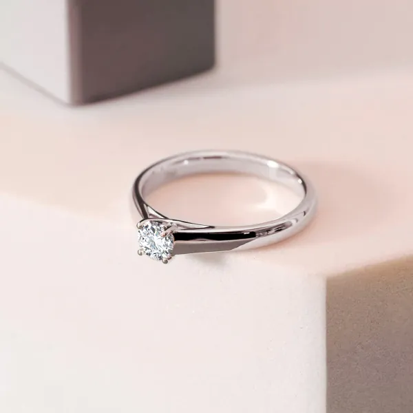 0,30 Karat Diamant Verlobungsring mit GIA Zertifikat, Weißgold 750 / 18K, Breite 1,7 mm,Weite 55 mm, Gewicht ca. 2.84 g.