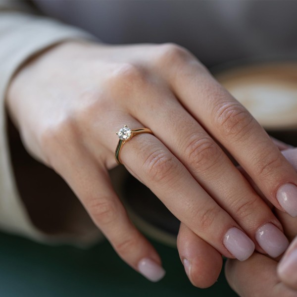 0,90 Karat Diamant Ring mit GIA Zertifikat, Gelbgold 750 / 18K, Breite 1,7 mm,Weite 54 mm, Gewicht ca. 3.41 g.