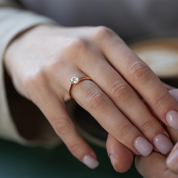 0,90 Karat Diamant Ring mit GIA Zertifikat, Rotgold 750 / 18K, Breite 1,7 mm,Weite 55 mm, Gewicht ca. 3.41 g.