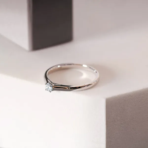 0,10 Karat Diamant Verlobungsring, Weißgold 750 / 18K, Breite 2 mm, Weite 56 mm, Gewicht ca. 1.97 g.