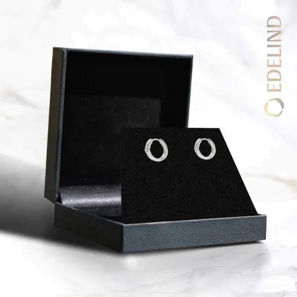 0,06 Karat Diamant Creolen, Weißgold 750 / 18 Karat, Außendurchmesser 13 mm, Breite 2.3 mm, Gewicht ca. 2.9 g.