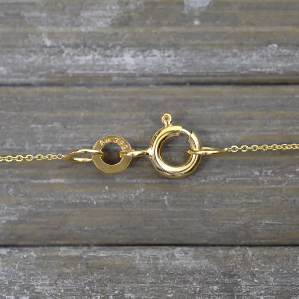 Goldkette als Ankerkette flach in Gelbgold 333 / 8 Karat, 55 cm lang, 0.8 mm breit, Gewicht ca. 1 g.