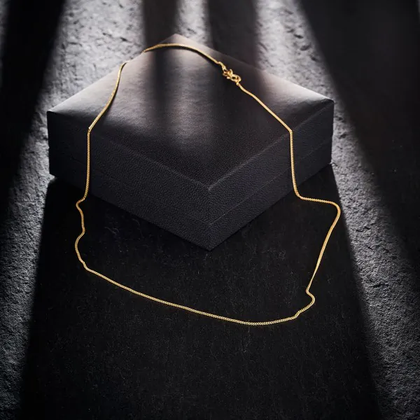 Goldkette als Panzerkette flach in Gelbgold 750 / 18 Karat, 40 cm lang, 1.2 mm breit, Gewicht ca. 2.2 g.