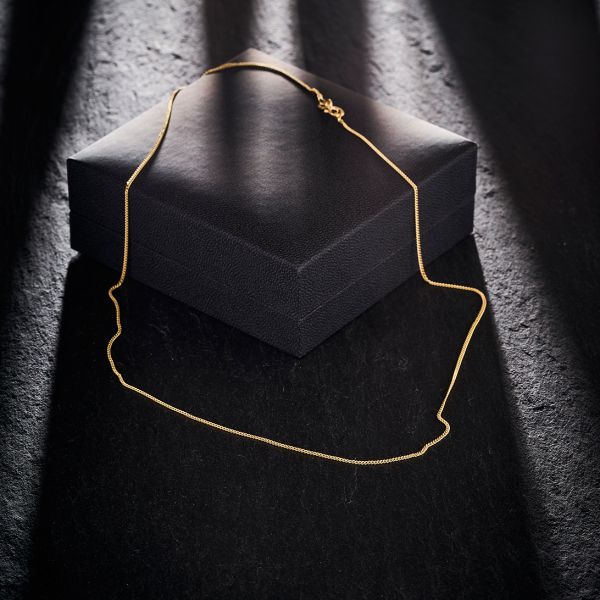 Goldkette als Panzerkette flach in Gelbgold 585 / 14K, 40 cm lang, 1,2 mm breit, Gewicht ca. 2.1 g.