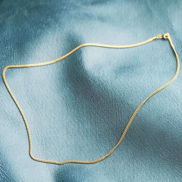 Goldkette als Panzerkette flach 1,1 Höhe in Gelbgold 333 / 8K, 60 cm lang, 2,4 mm breit, Gewicht ca. 9.5 g.