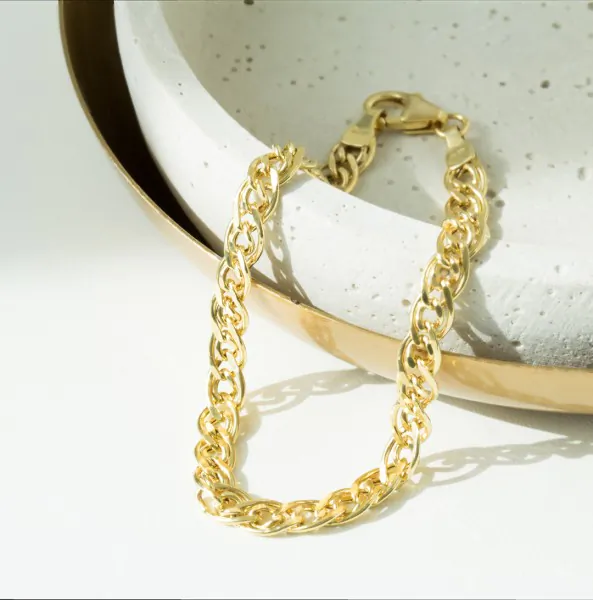 Armband als Zwillingspanzerkette in Gelbgold 375 / 9 Karat, 21 cm lang, 4.8 mm breit, Gewicht ca. 3.3 g.