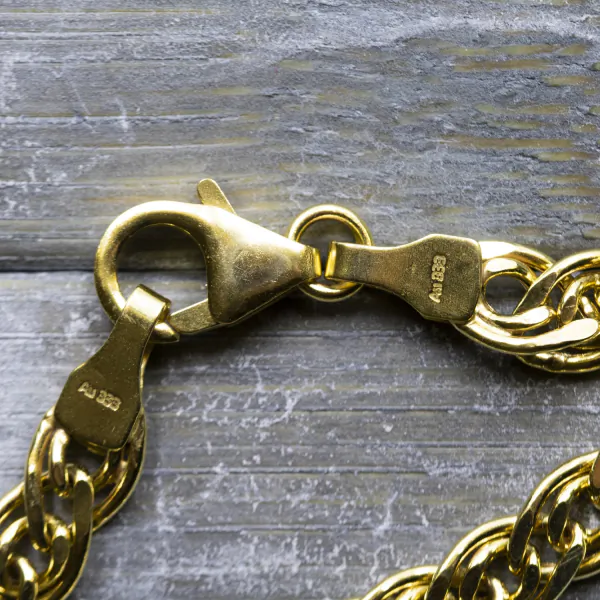Armband als Zwillingspanzerkette in Gelbgold 333 / 8 Karat, 19 cm lang, 4.8 mm breit, Gewicht ca. 3.2 g.