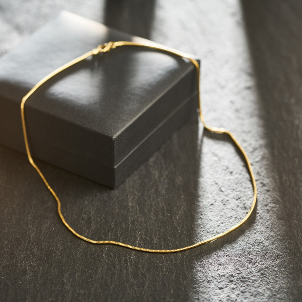 Goldkette als Schlangenkette in Gelbgold 585 / 14K, 38 cm lang, 1,4 mm breit, Gewicht ca. 3.4 g.