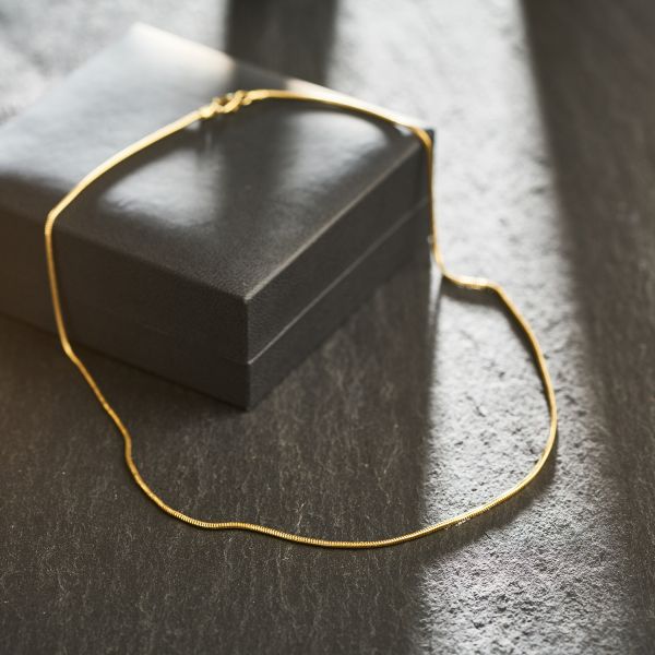 Goldkette als Schlangenkette in Gelbgold 750 / 18K, 42 cm lang, 1,4 mm breit, Gewicht ca. 4.4 g.