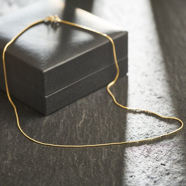 Goldkette als Schlangenkette in Gelbgold 333 / 8K, 42 cm lang, 0,8 mm breit, Gewicht ca. 1.8 g.