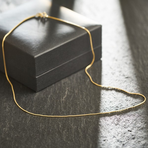 Goldkette als Schlangenkette in Gelbgold 750 / 18K, 55 cm lang, 0,8 mm breit, Gewicht ca. 3.4 g.