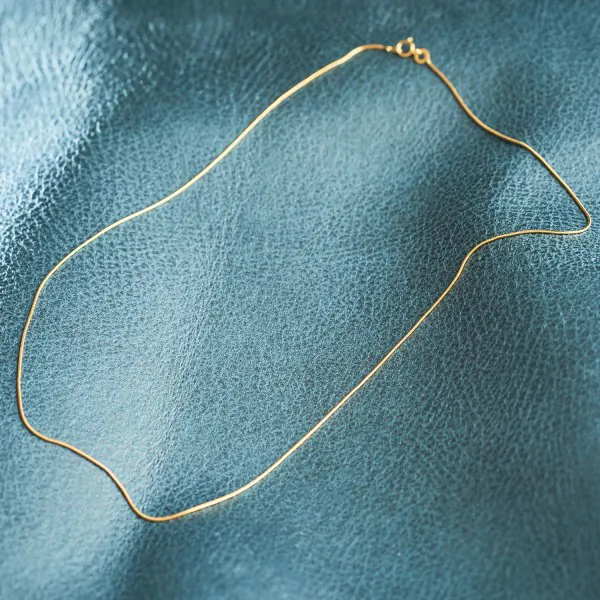 Goldkette als Schlangenkette in Gelbgold 750 / 18K, 38 cm lang, 0,8 mm breit, Gewicht ca. 2.4 g.