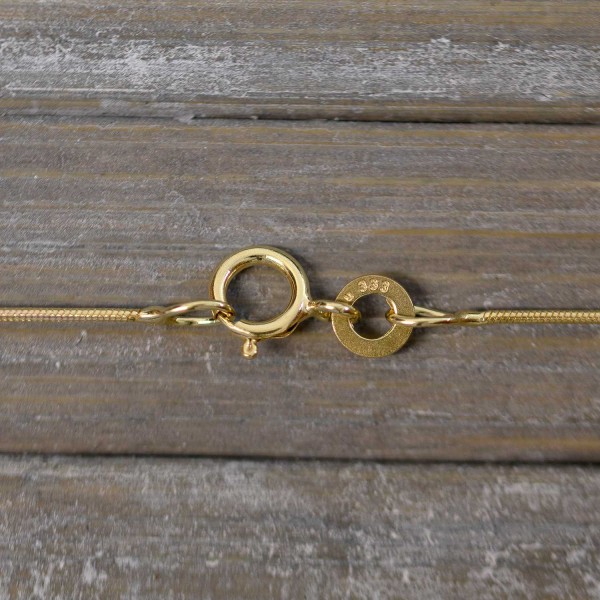 Goldkette als Schlangenkette in Gelbgold 333 / 8K, 50 cm lang, 0,8 mm breit, Gewicht ca. 2.1 g.