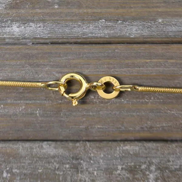Goldkette als Schlangenkette in Gelbgold 333 / 8K, 38 cm lang, 0,9 mm breit, Gewicht ca. 2.7 g.