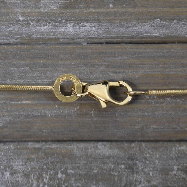 Goldkette als Schlangenkette in Gelbgold 333 / 8K, 50 cm lang, 0,9 mm breit, Gewicht ca. 3.5 g.