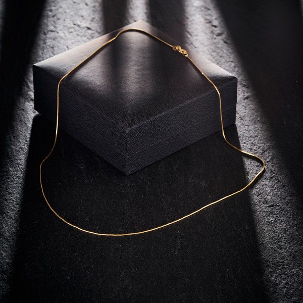 Goldkette als Schlangenkette diamantiert in Gelbgold 375 / 9 Karat, 50 cm lang, 0.7 mm breit, Gewicht ca. 2 g.
