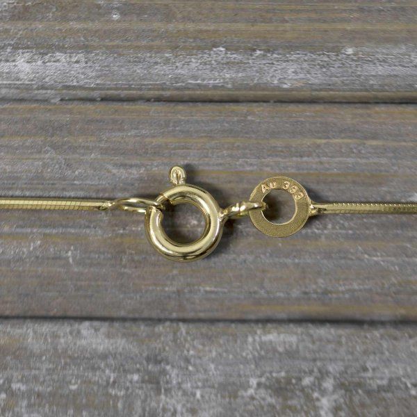 Goldkette als Schlangenkette diamantiert in Gelbgold 333 / 8K, 50 cm lang, 0,8 mm breit, Gewicht ca. 2.7 g.