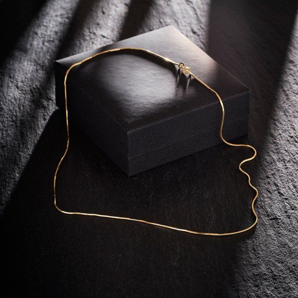 Goldkette als Schlangenkette diamantiert in Gelbgold 333 / 8K, 40 cm lang, 0,9 mm breit, Gewicht ca. 2.9 g.