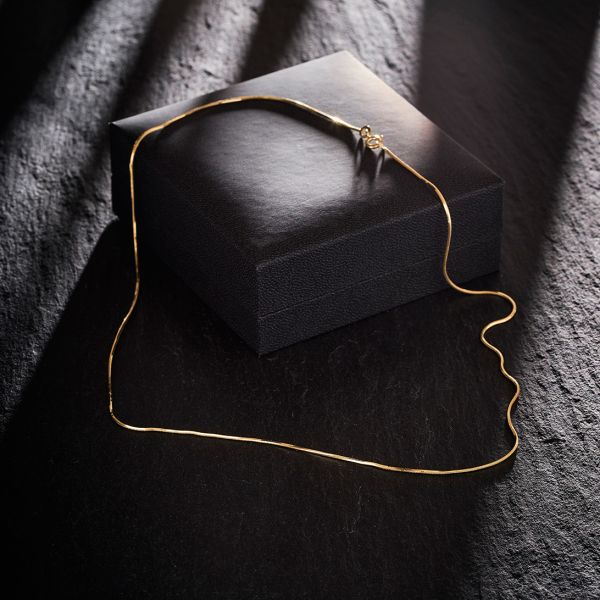 Goldkette als Schlangenkette diamantiert in Gelbgold 375 / 9K, 42 cm lang, 0,9 mm breit, Gewicht ca. 3 g.