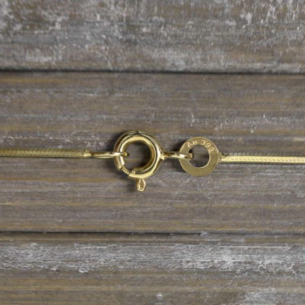 Goldkette als Schlangenkette diamantiert in Gelbgold 333 / 8K, 42 cm lang, 0,9 mm breit, Gewicht ca. 3.1 g.