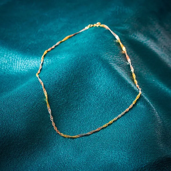 Goldkette als Singapurkette Tricolor in Gelbgold / Weißgold / Rotgold 333 / 8K, 45 cm lang, 2,4 mm breit, Gewicht ca. 3.5 g.
