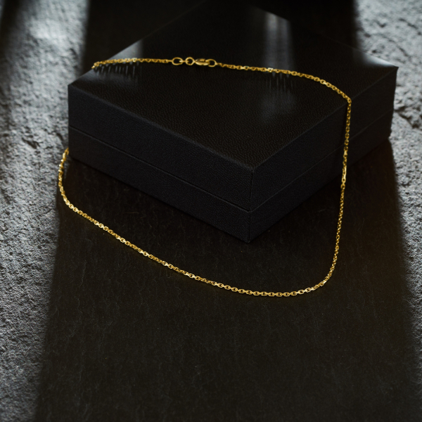 Goldkette als Ankerkette stirnseitig diamantiert in Gelbgold 333 / 8K, 42 cm lang, 1,3 mm breit, Gewicht ca. 3.2 g.