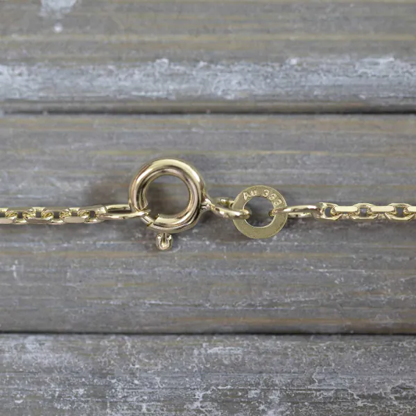Goldkette als Ankerkette stirnseitig diamantiert in Gelbgold 333 / 8K, 42 cm lang, 1,3 mm breit, Gewicht ca. 3.2 g.