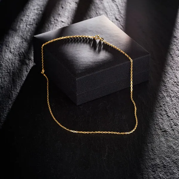 Goldkette als Ankerkette stirnseitig diamantiert in Gelbgold 333 / 8K, 45 cm lang, 1,6 mm breit, Gewicht ca. 5 g.