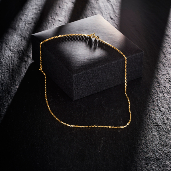 Goldkette als Ankerkette stirnseitig diamantiert in Gelbgold 333 / 8K, 55 cm lang, 1,6 mm breit, Gewicht ca. 6.1 g.