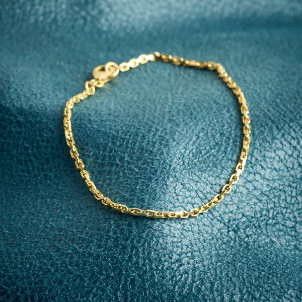 Armband als Ankerkette diamantiert in Gelbgold 585 / 14K, 19 cm lang, 1.8 mm breit, Gewicht ca. 3.4 g.
