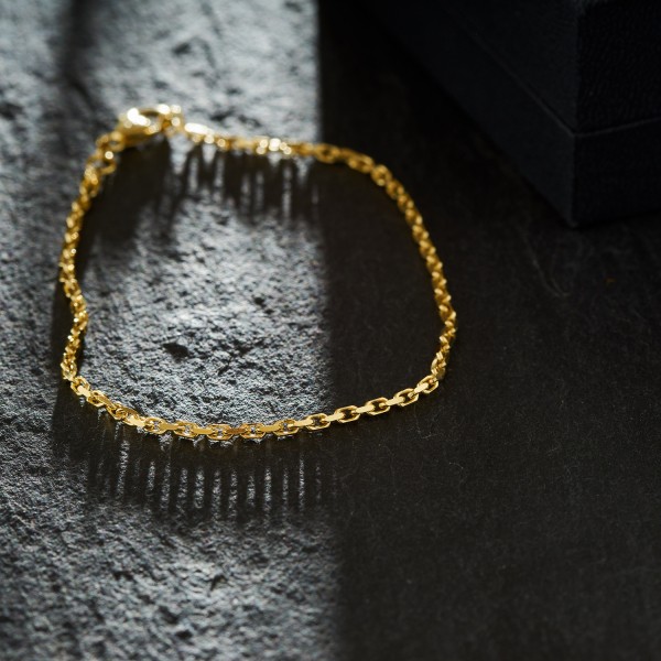 Armband als Ankerkette diamantiert in Gelbgold 585 / 14K, 19 cm lang, 1.8 mm breit, Gewicht ca. 3.4 g.