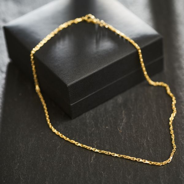 Goldkette als Ankerkette diamantiert in Gelbgold 375 / 9K, 45 cm lang, 2 mm breit, Gewicht ca. 8.4 g.