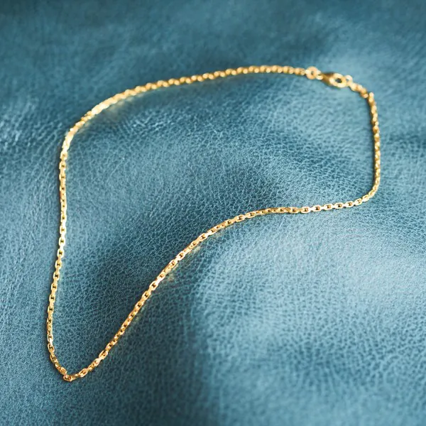 Goldkette als Ankerkette diamantiert in Gelbgold 375 / 9K, 42 cm lang, 2 mm breit, Gewicht ca. 7.8 g.
