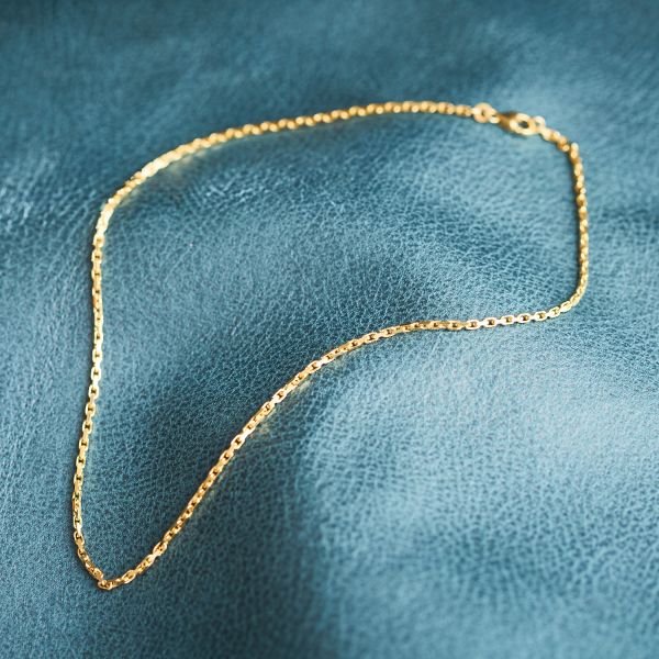 Goldkette als Ankerkette diamantiert in Gelbgold 375 / 9K, 45 cm lang, 2 mm breit, Gewicht ca. 8.4 g.