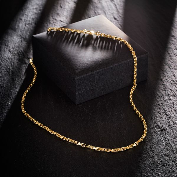 Goldkette als Ankerkette diamantiert in Gelbgold 375 / 9K, 50 cm lang, 3 mm breit, Gewicht ca. 20 g.