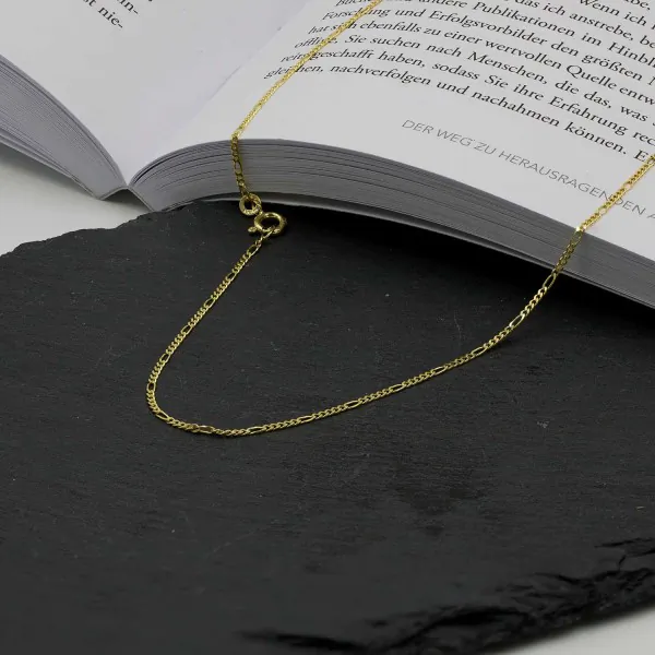 Goldkette als Figarokette diamantiert in Gelbgold 333 / 8K, 70 cm lang, 1,5 mm breit, Gewicht ca. 3.1 g.
