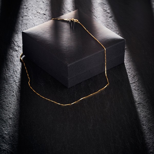 Goldkette als Venezianerkette in Gelbgold 585 / 14K, 34 cm lang, 0,8 mm breit, Gewicht ca. 1.7 g.