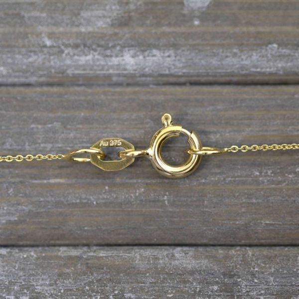 Goldkette als Ankerkette flach in Gelbgold 375 / 9K, 42 cm lang, 0,8 mm breit, Gewicht ca. 0.8 g.