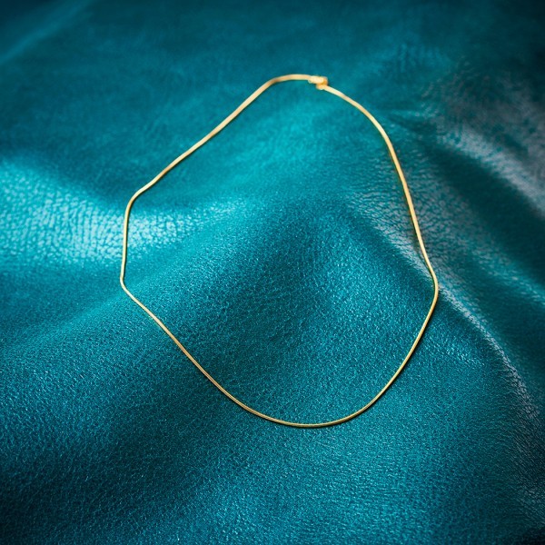 Goldkette als Schlangenkette in Gelbgold 333 / 8K, 42 cm lang, 0,9 mm breit, Gewicht ca. 3 g.