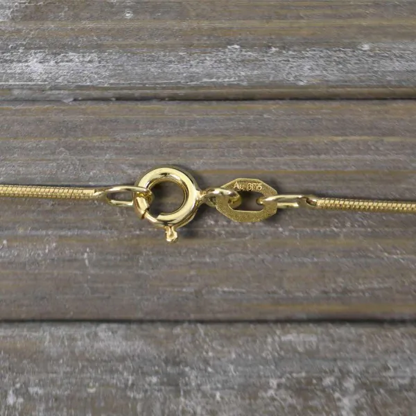 Goldkette als Schlangenkette in Gelbgold 375 / 9K, 60 cm lang, 0,9 mm breit, Gewicht ca. 4.4 g.