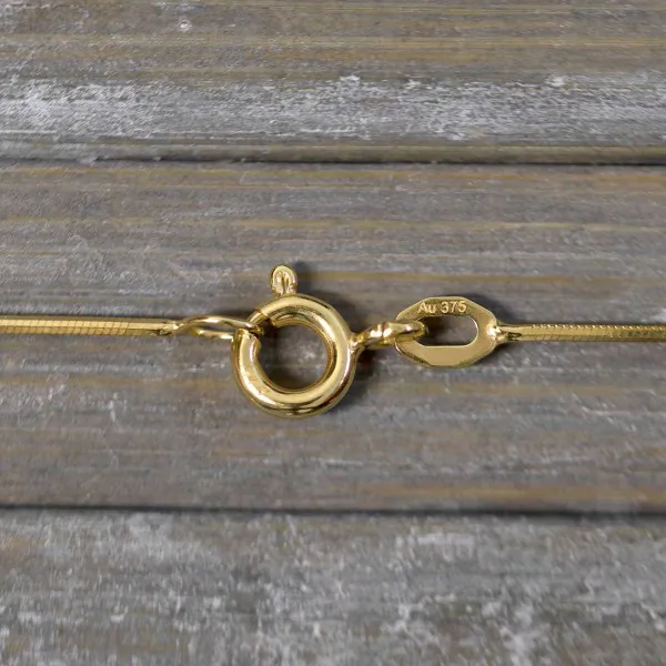 Goldkette als Schlangenkette diamantiert in Gelbgold 375 / 9K, 50 cm lang, 0,8 mm breit, Gewicht ca. 3 g.