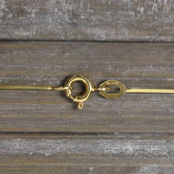 Goldkette als Schlangenkette diamantiert in Gelbgold 375 / 9K, 42 cm lang, 0,9 mm breit, Gewicht ca. 3 g.
