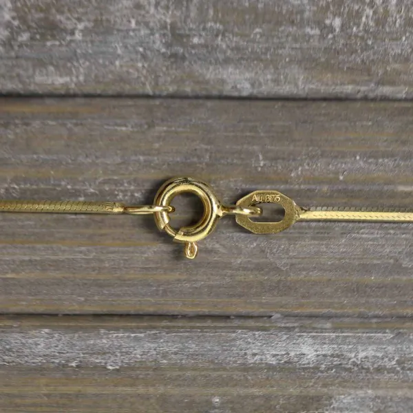 Goldkette als Schlangenkette diamantiert in Gelbgold 375 / 9K, 45 cm lang, 0,9 mm breit, Gewicht ca. 3.2 g.