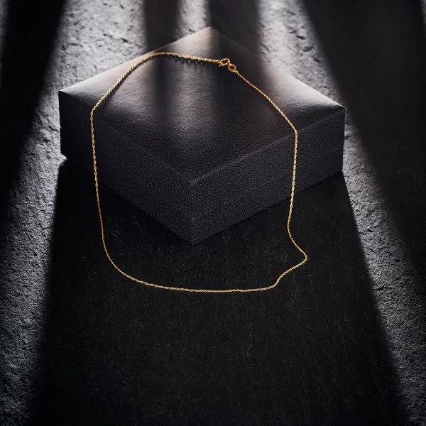 Goldkette als Doppelankerkette in Gelbgold 375 / 9K, 45 cm lang, 1 mm breit, Gewicht ca. 0.7 g.