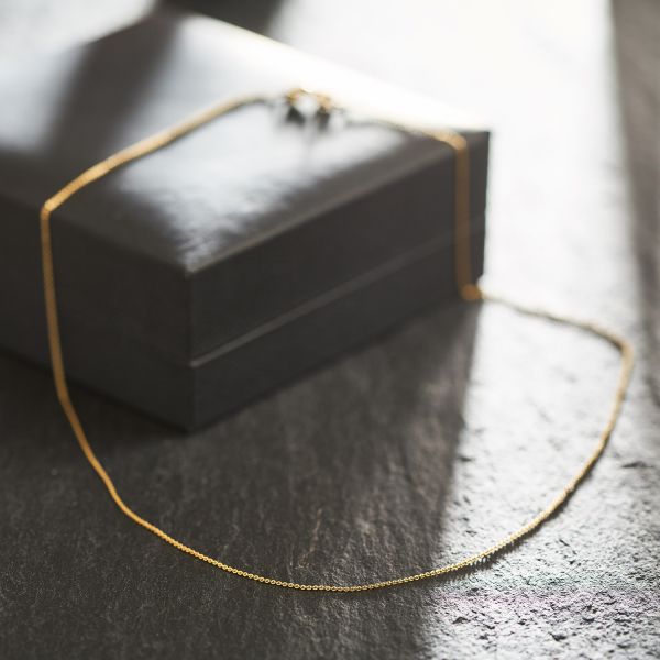 Goldkette als Ankerkette flach in Gelbgold 375 / 9K, 42 cm lang, 0,8 mm breit, Gewicht ca. 0.8 g.