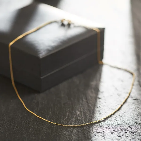 Goldkette als Ankerkette flach in Gelbgold 585 / 14K, 40 cm lang, 0,8 mm breit, Gewicht ca. 0.9 g.