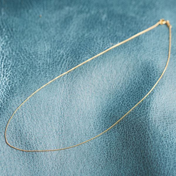Goldkette als Ankerkette flach in Gelbgold 375 / 9K, 42 cm lang, 0,8 mm breit, Gewicht ca. 0.8 g.
