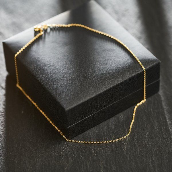 Goldkette als Ankerkette diamantiert in Gelbgold 375 / 9K, 45 cm lang, 1,3 mm breit, Gewicht ca. 2.2 g.